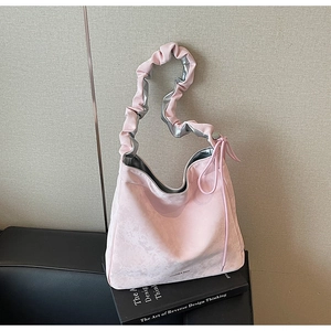Détail du sac rose avec poignée nuage, doublure argentée et gravure à la mode