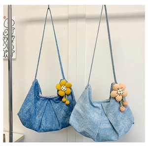 Vue détaillée des sacs bandoulière en denim plissé avec ornements floraux