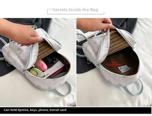 Vue détaillée de l'intérieur du mini sac à dos montrant la poche principale spacieuse