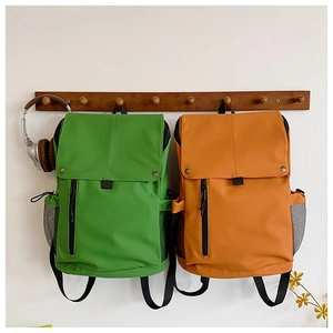 Vue détaillée de sacs à dos d'extérieur grande capacité en vert vif et orange chaud
