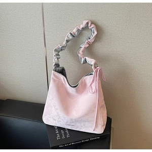 Détail du sac cabas rose clair avec poignée plissée bicolore et doublure argentée