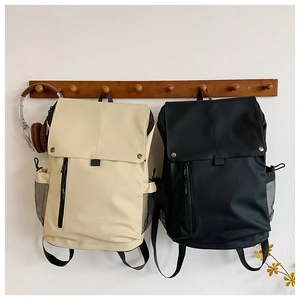 Sacs à dos minimalistes en nylon beige et noir suspendus avec poches latérales en maille