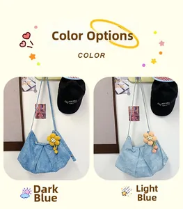 Détail de sacs à bandoulière en denim plissé bleu foncé et clair avec tournesols