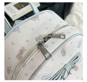 Détail de la double fermeture éclair en métal et de l'imprimé lapin sur le sac à dos