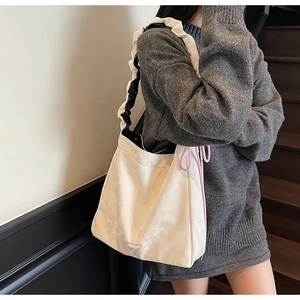 Détail de la bandoulière plissée blanche et du tissu souple du grand sac cabas