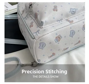 Gros plan détaillé montrant les coutures de précision et le cuir bleu sur le sac
