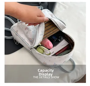 Vue macro de l'intérieur spacieux d'un sac à dos en cuir blanc avec une doublure rayée