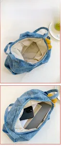 Vue intérieure du sac fourre-tout en denim avec grand compartiment et fermoir magnétique