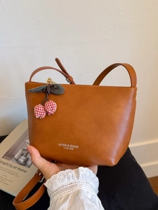 Vintage Damen PU Leder Kleine Umhängetasche Mit Kirschanhänger Buchstabendruck Retro Crossbody Beuteltasche Casual Trendy Tote