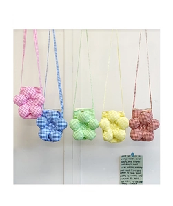 Dettaglio di mini borse a tracolla a quadretti colorati con fiori in tessuto 3D