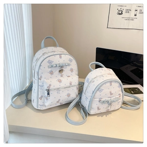 Détail de l'ensemble sac à dos en cuir PU blanc avec motifs ours et mini pochette