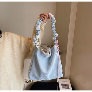 Détail du sac cabas tie-dye nuages bleus avec poignée plissée et cordon rose