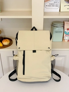 Sac à dos minimaliste en cuir crème avec poches zippées noires et fermeture à rabat