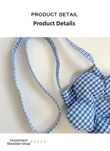 Dettaglio borsa a quadretti blu e bianchi con decoro floreale e tracolla pratica