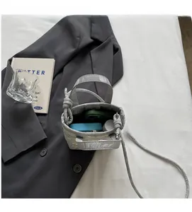 Vue de dessus de l'intérieur du petit sac cabas gris montrant sa grande capacité utile
