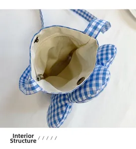 Vista macro dell'interno della borsa vichy blu con tasca zip e chiusura magnetica