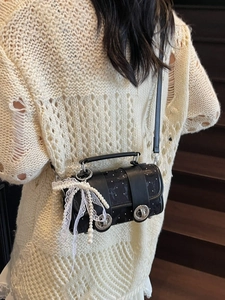 Sac cylindre rétro noir avec motifs animaliers et breloque en perles et dentelle