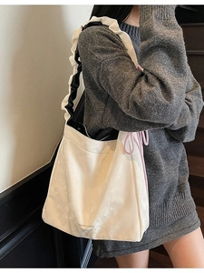 Grand sac cabas plissé beige avec bandoulière à volants et cordons roses pour femme