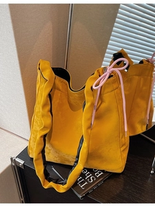 Grand sac cabas jaune plissé en daim doux avec bandoulière large pour femme