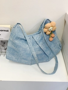 Sac fourre-tout en jean bleu clair délavé avec design plissé et breloque fleurie orange