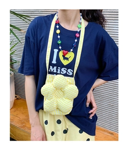 Dettaglio borsa a nuvola a fiori gialli a quadretti con collana di perline a cuore