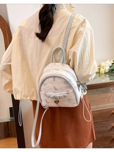 Mini sac à dos crème et bleu avec motif lapin, nœud papillon et breloque cœur doré