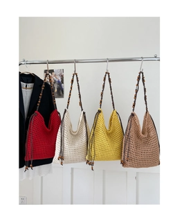Detailansicht der handgefertigten Stricktaschen mit Holzperlenriemen in vier Farben