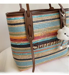 Détail du sac cabas en paille avec broderie Summer et porte-clé nuage pelucheux