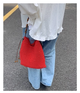 Detail der roten Häkel-Tote-Bag mit Holzperlen-Trägern für einen sommerlichen Strand-Look