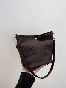 Sac seau tendance en sergé marron foncé avec bandoulière cuir et détails argentés