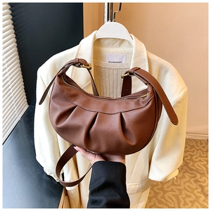 Vue détaillée de la texture en similicuir litchi marron sur ce sac croissant chic