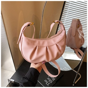 Détails du sac demi-lune rose plissé en similicuir avec finitions métalliques dorées