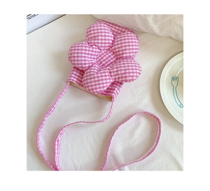 Dettaglio borsa a tracolla rosa a quadretti con fiore 3D imbottito e spallina sottile
