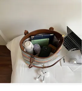 Vue intérieure du sac cabas tissé rayé montrant sa grande capacité pour vos essentiels