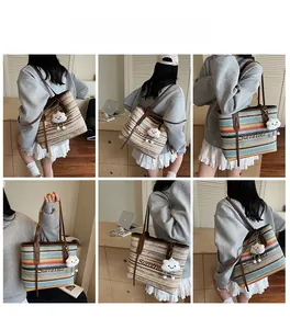 Détails du cabas tissé à rayures colorées avec broderie Summer et poignées en cuir