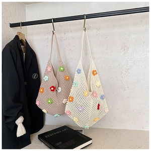 Détail d'un sac cabas en maille avec fleurs au crochet 3D colorées faites à la main