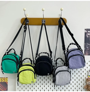 Cinq sacs à bandoulière en nylon imperméable de couleurs variées avec poignées tissées