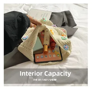 Intérieur spacieux du sac fourre-tout au crochet contenant tablette et cosmétiques