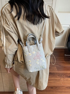 Sac fourre-tout gris brodé avec motifs de papillons et tissu en maille pour femme