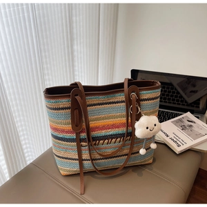 Détail du sac cabas en paille à rayures colorées avec broderie Summer et grigri nuage