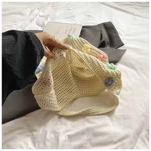 Détail du sac cabas en maille avec fleurs 3D colorées et grand espace intérieur doublé