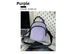 Détail du mini sac bandoulière en nylon violet clair avec poignée tressée et double zip