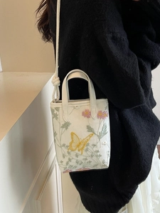 Petit sac cabas blanc élégant avec broderies de fleurs et papillon et sangle