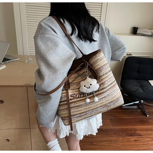 Détail du sac cabas en paille tissé main avec broderie Summer et breloque nuage mignonne