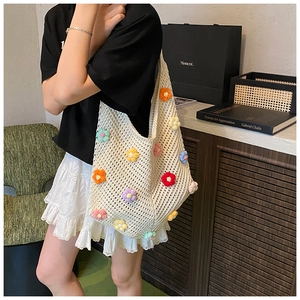 Sac à bandoulière tricoté détaillé avec fleurs 3D colorées et texture maille beige