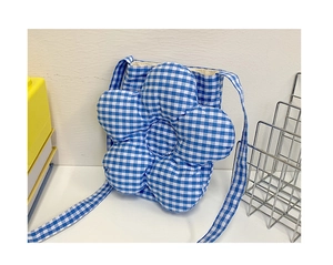 Dettaglio della borsa a tracolla a quadretti bianchi e blu con decorazione floreale 3D