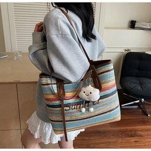 Détail du sac cabas tissé coloré avec broderie Summer et pendentif nuage doux