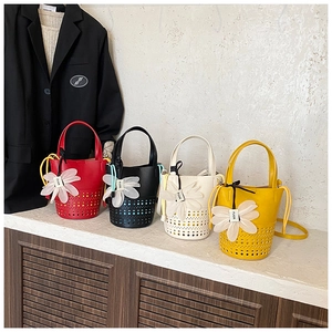 Détails de quatre sacs seaux évidés colorés avec de grands charms floraux décoratifs