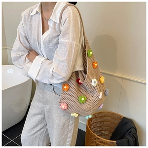 Détail du sac cabas en maille avec fleurs au crochet en 3D colorées et textures précises
