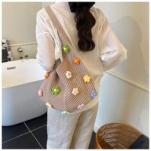Détail du sac fourre-tout crocheté à la main avec fleurs 3D colorées et texture tissée